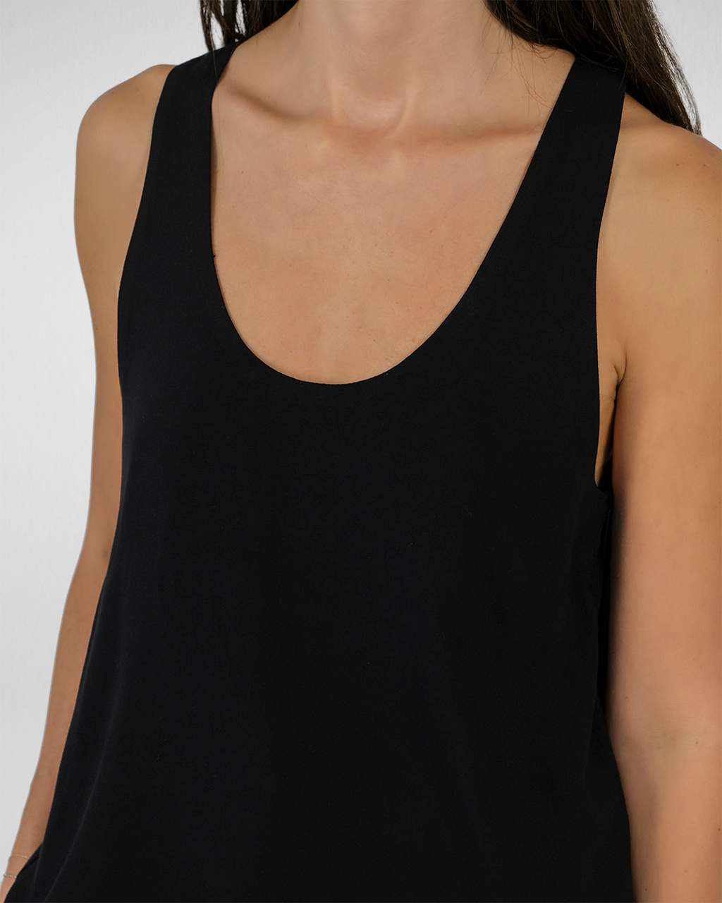 U Yakalı Dökümlü Atlet, Siyah